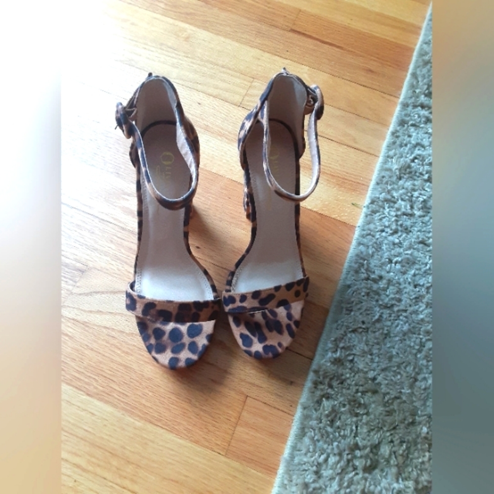 Olivia Feragamo Cheeta Animal Print Highheels Shoes Ankle Closure Size 8 Sexy